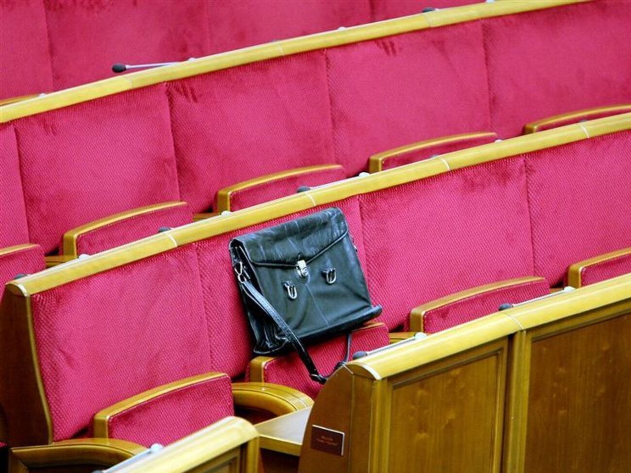 "Верховной Раде можно все"&nbsp;&ndash; эта цитата экс-спикера Александра Мороза, кажется, точнее всего выражает стиль работы украинского парламента