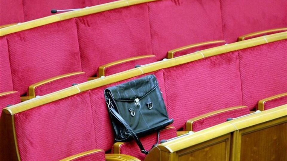 "Верховной Раде можно все" – эта цитата экс-спикера Александра Мороза, кажется, точнее всего выражает стиль работы украинского парламента