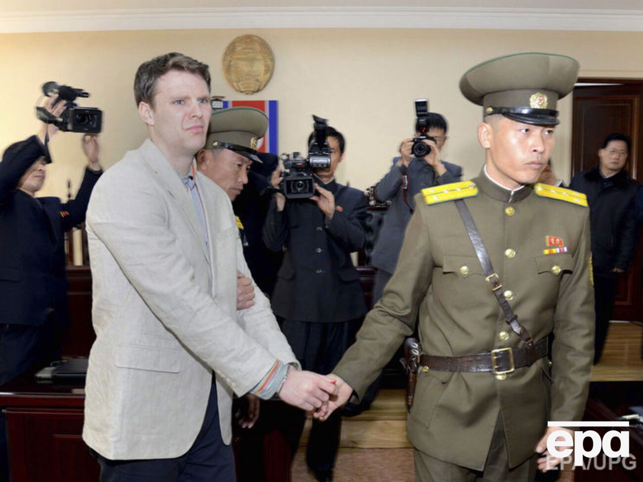 Студента засудили у КНДР за спробу вкрасти пропагандистський транспарант