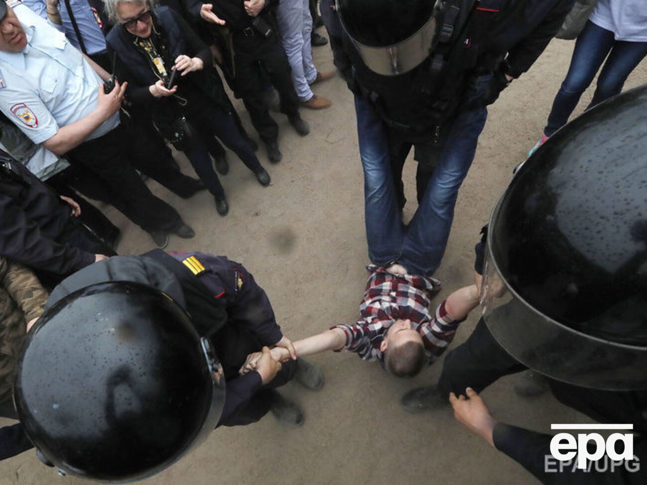 12 июня на митингах в Санкт-Петербурге и Москве задержали более 1400 человек