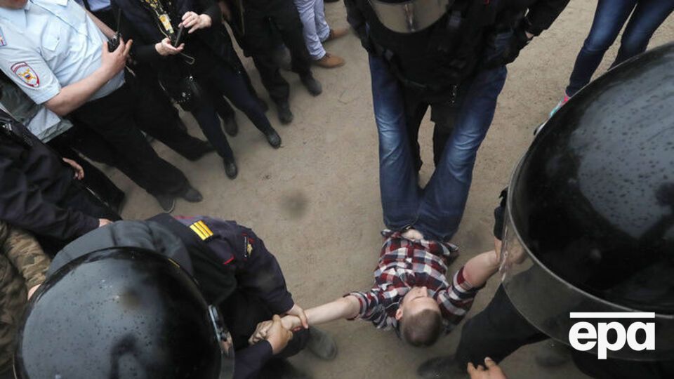 12 июня на митингах в Санкт-Петербурге и Москве задержали более 1400 человек
