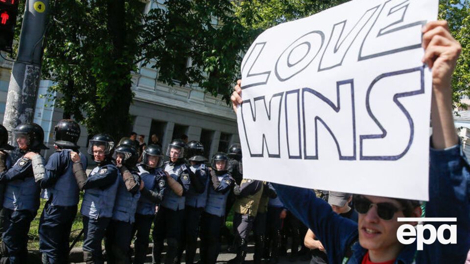 В 2015 году Марш равенства в Киеве сопровождался столкновениями с активистами "Правого сектора"
