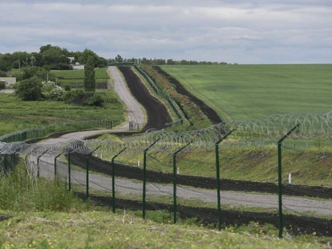 Депутати та Троян проінспектували стіну