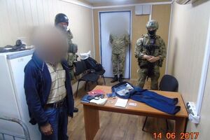 Під час обшуку у чоловіка було знайдено "спеціальні технічні засоби", вшиті в одяг