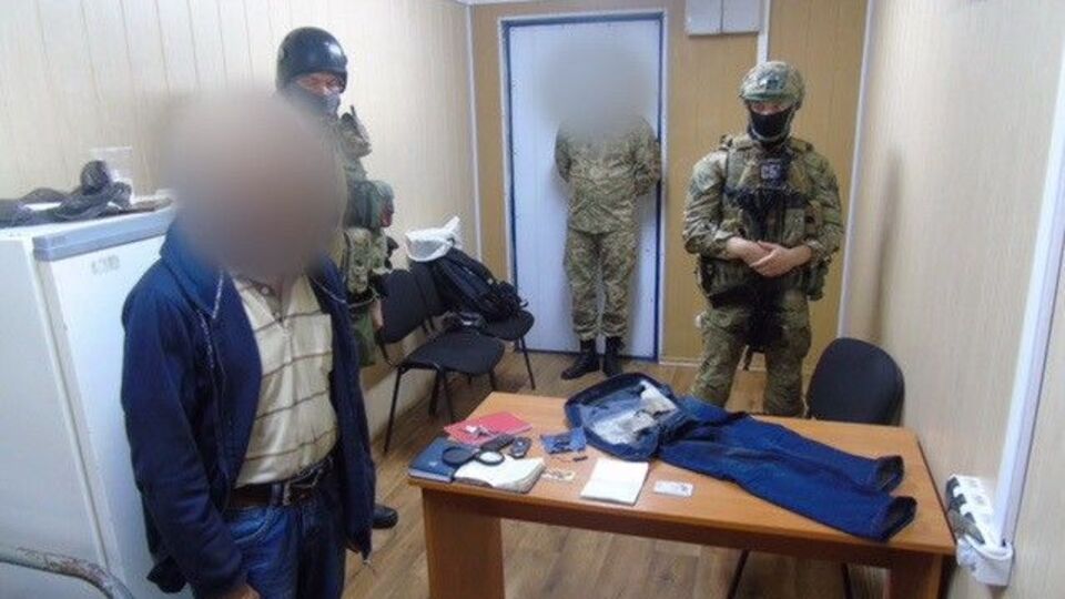 Під час обшуку у чоловіка було знайдено "спеціальні технічні засоби", вшиті в одяг