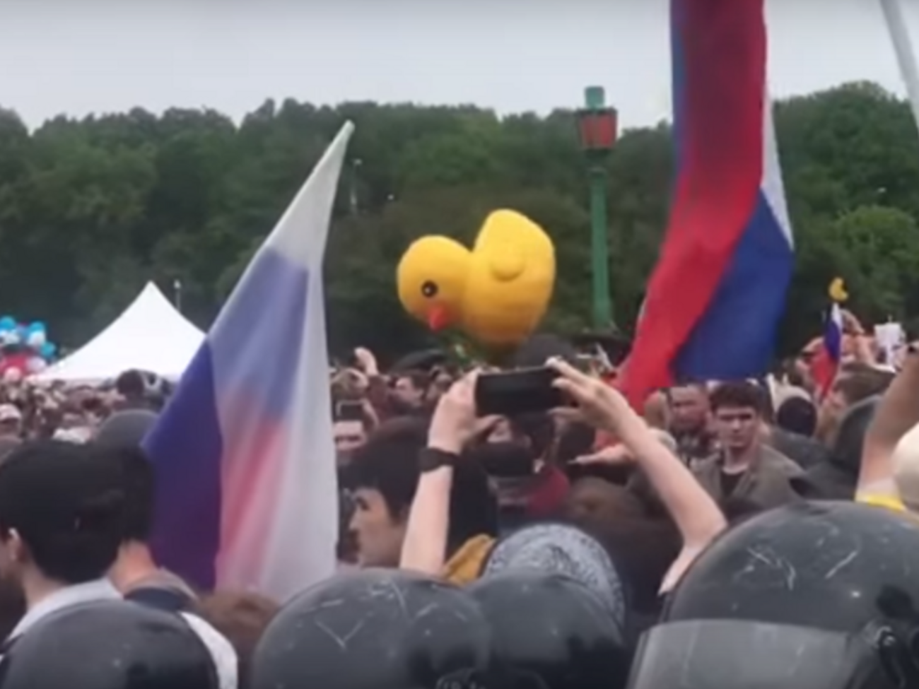 Желтая утка стала символом протестных акций в России