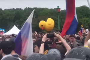 Желтая утка стала символом протестных акций в России