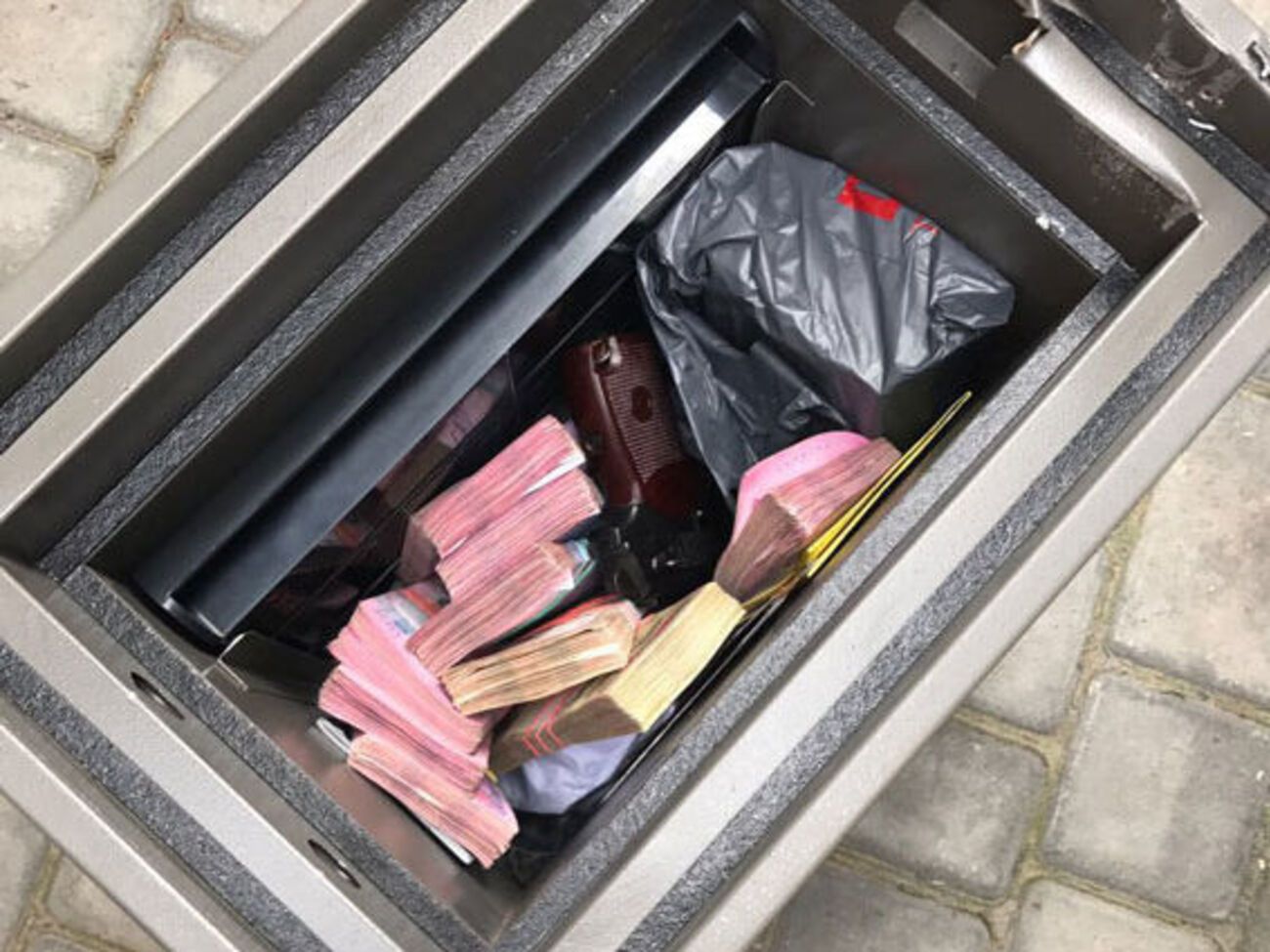Правоохоронці виявили $90 тис. і 290 тис. грн, а також документи