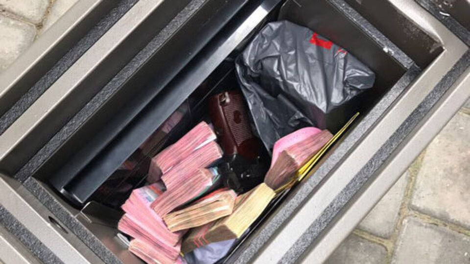 Правоохоронці виявили $90 тис. і 290 тис. грн, а також документи