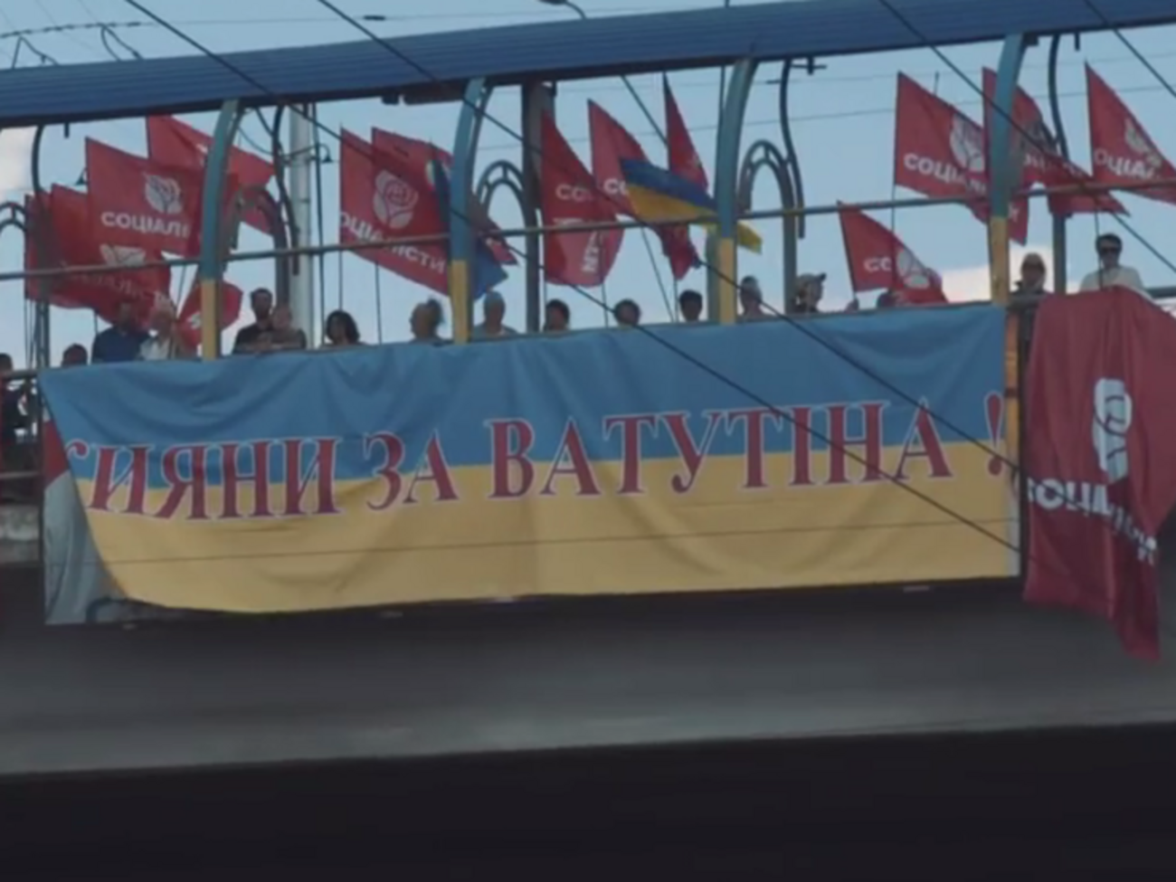Сутички протестувальників із представниками "Нацкорпусу" сталися під Московським мостом