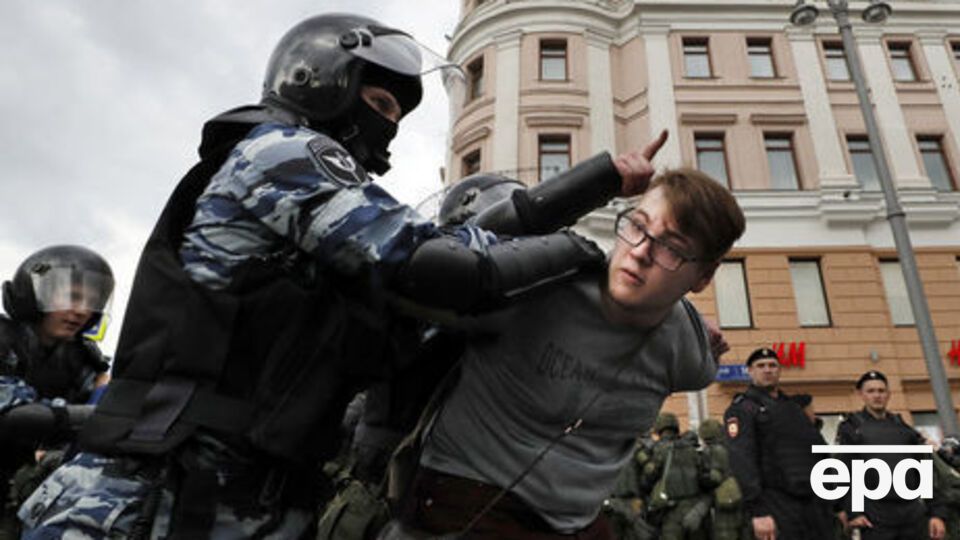 На антикорупційному мітингу в Москві 12 червня було затримано 136 підлітків