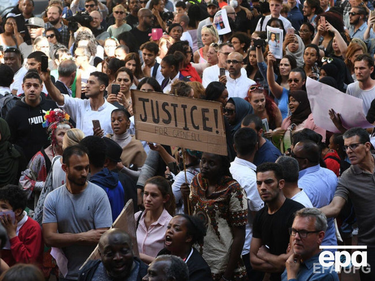 Люди прийшли з плакатами до будівлі корпорації BBC