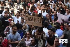 Люди прийшли з плакатами до будівлі корпорації BBC