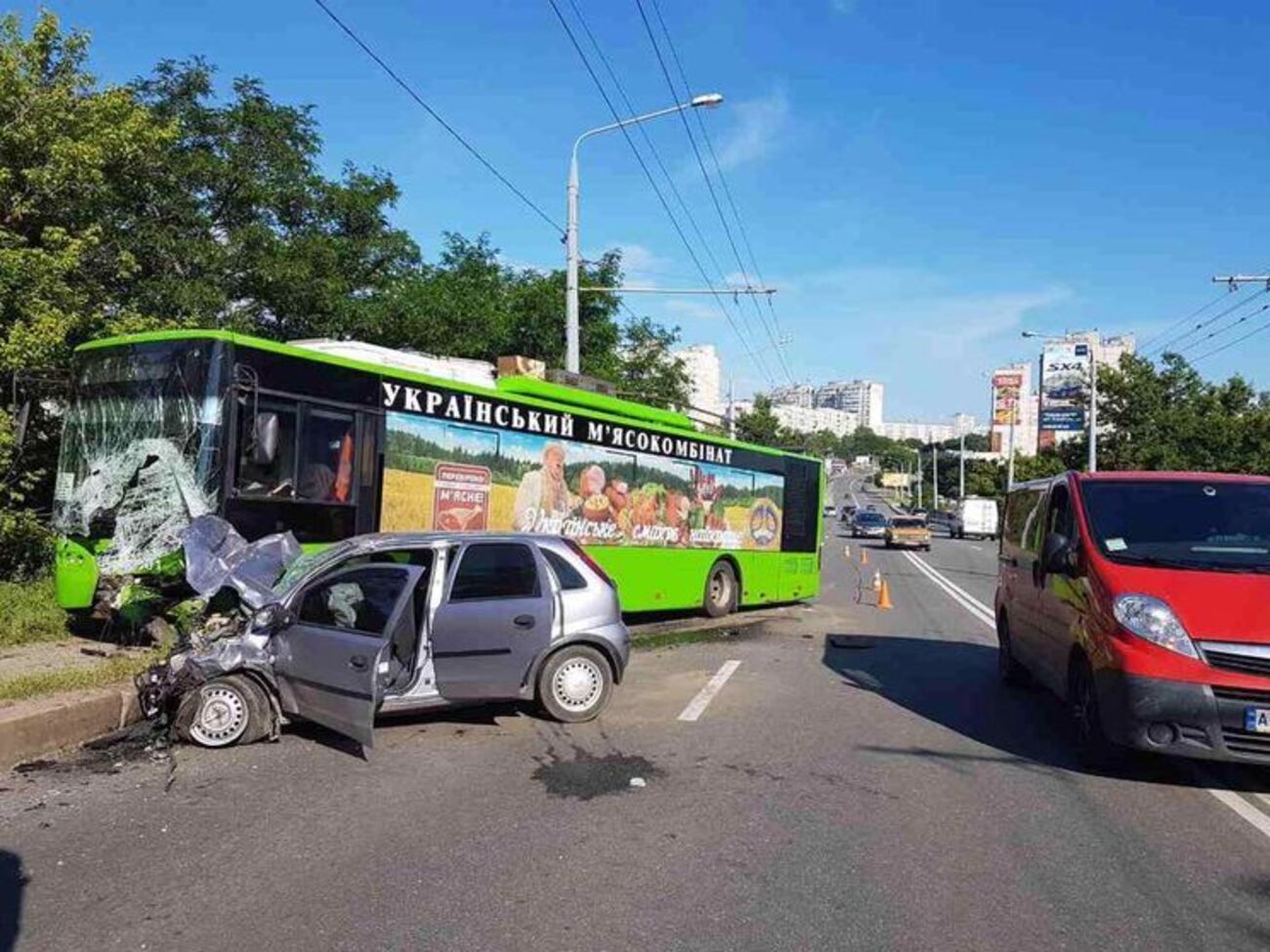 В Харькове легковой автомобиль выехал на встречную полосу, где столкнулся с троллейбусом