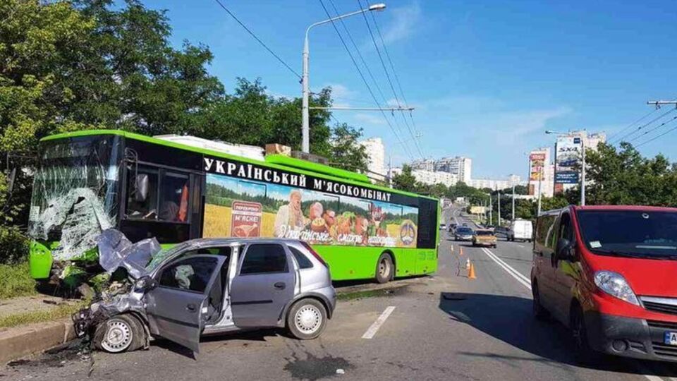 В Харькове легковой автомобиль выехал на встречную полосу, где столкнулся с троллейбусом