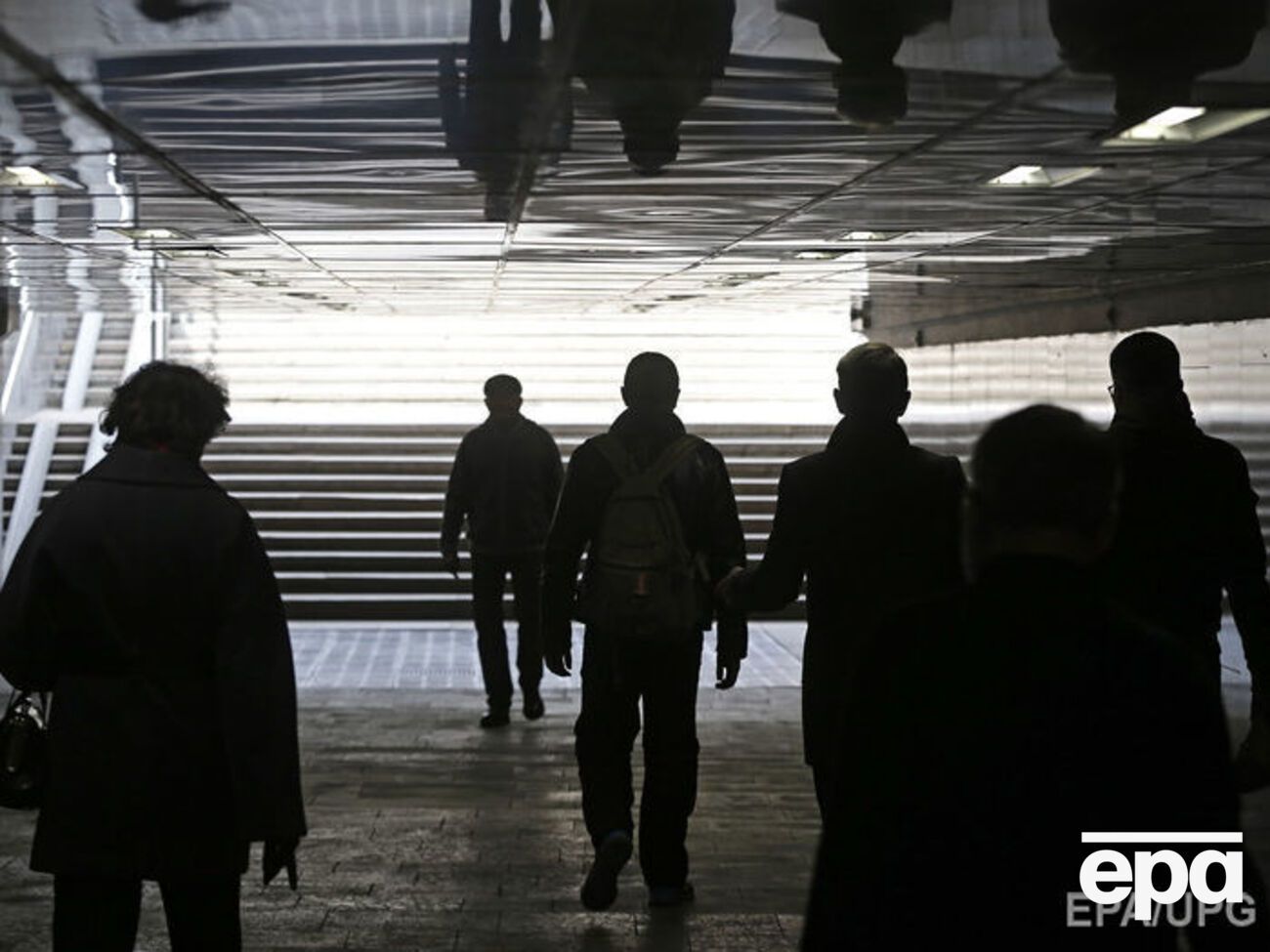 Постоянно проживающие в России иностранцы должны просить разрешения на выезд с территории РФ