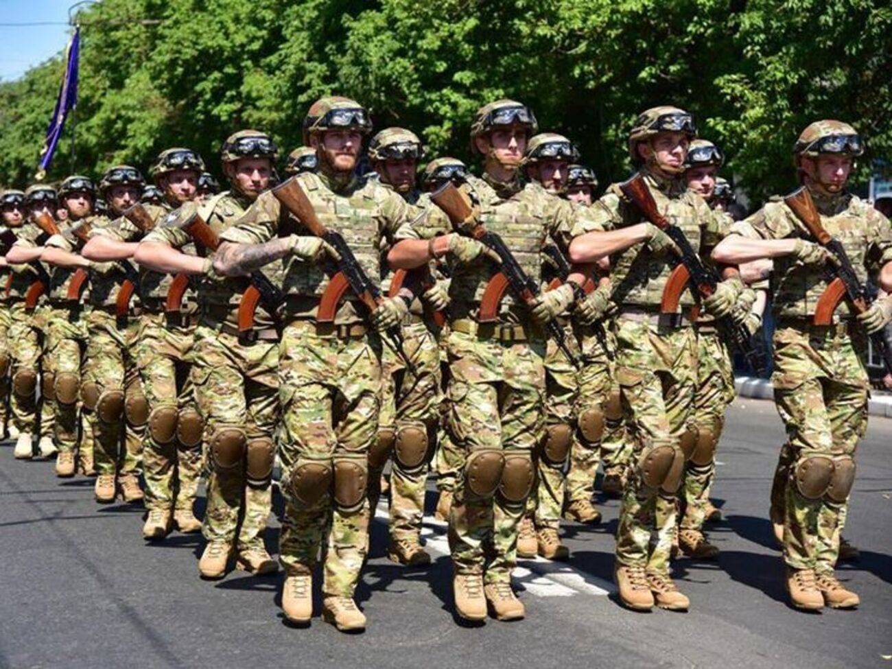 У Маріуполі відбувся парад на честь третьої річниці визволення міста від бойовиків "ДНР". Фоторепортаж