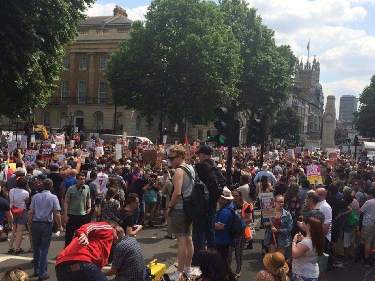 Протестующие считают, что Мэй проявила трусость