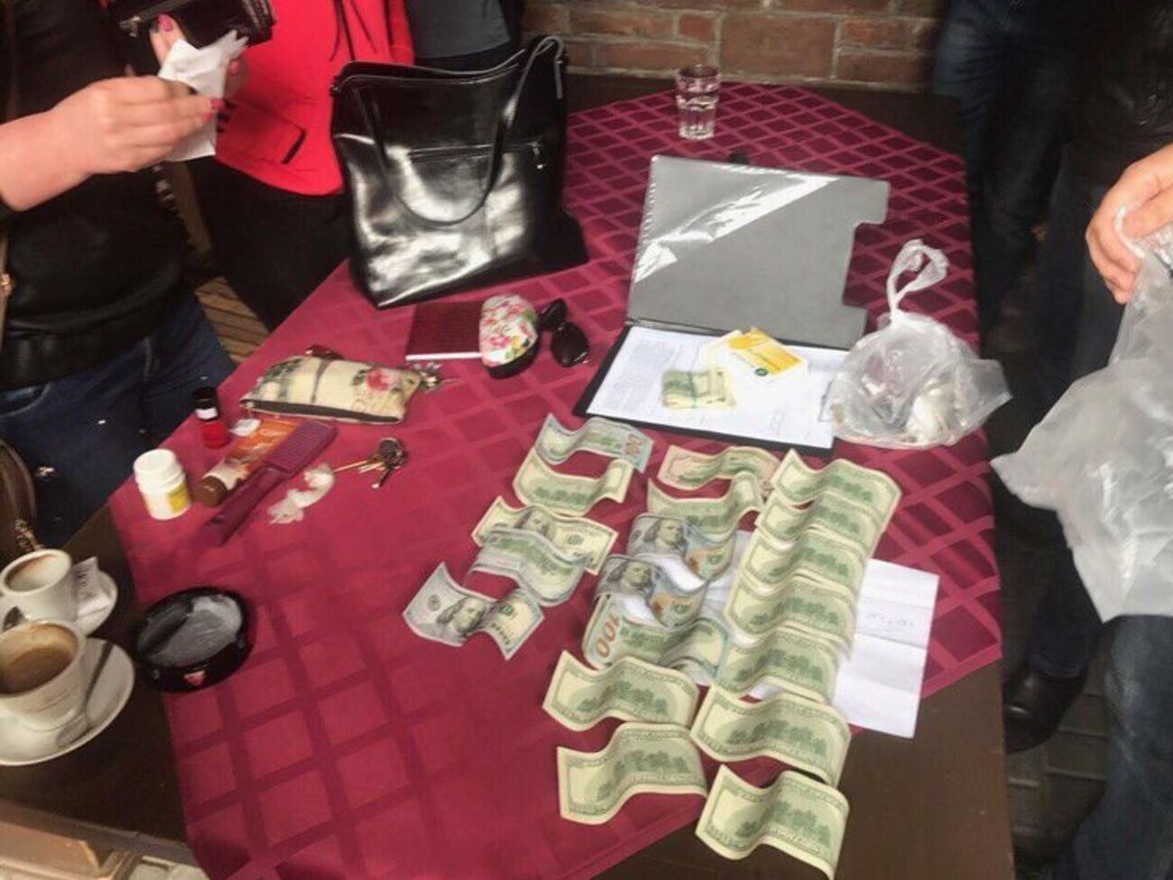 Прокурора задержали, когда она пыталась передать&nbsp;$5 тыс.