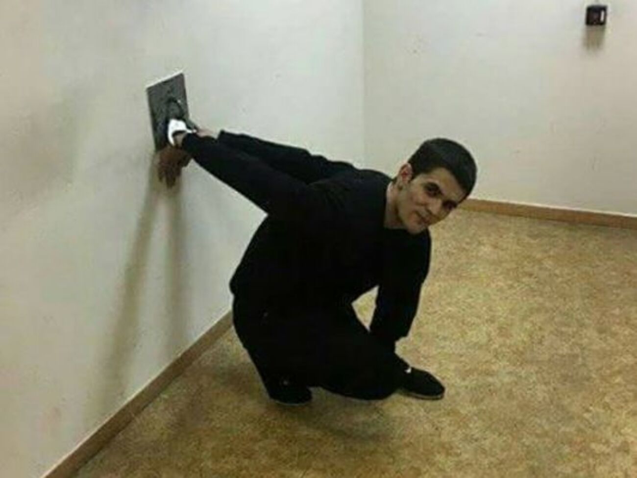 В помещении в Мосгорсуде&nbsp;к&nbsp;стене прикреплены несколько колец, к которым наручниками пристегивают арестантов