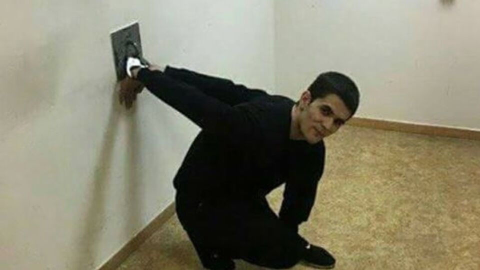 В помещении в Мосгорсуде к стене прикреплены несколько колец, к которым наручниками пристегивают арестантов