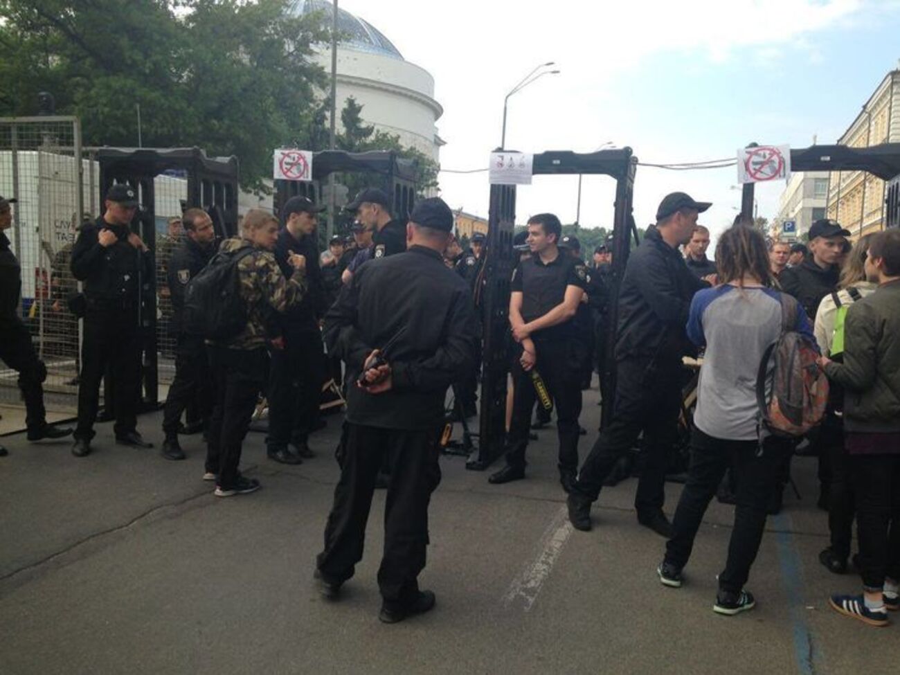 В Киеве противники Марша равенства пытались пробиться через кордон правоохранителей, их задержали