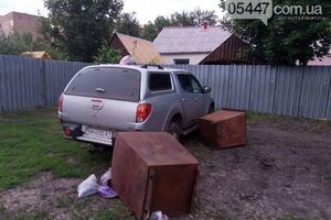 Активисты заблокировали депутата в его автомобиле
