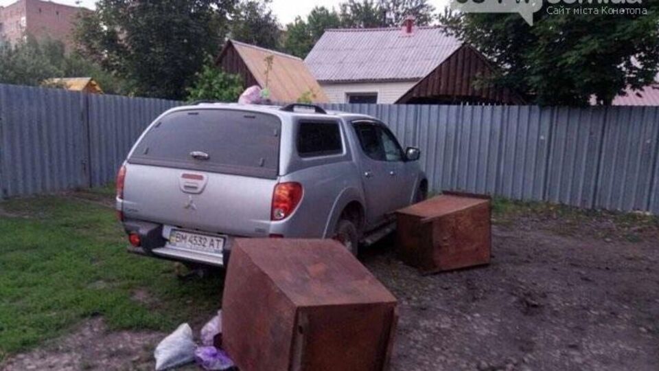 Активисты заблокировали депутата в его автомобиле