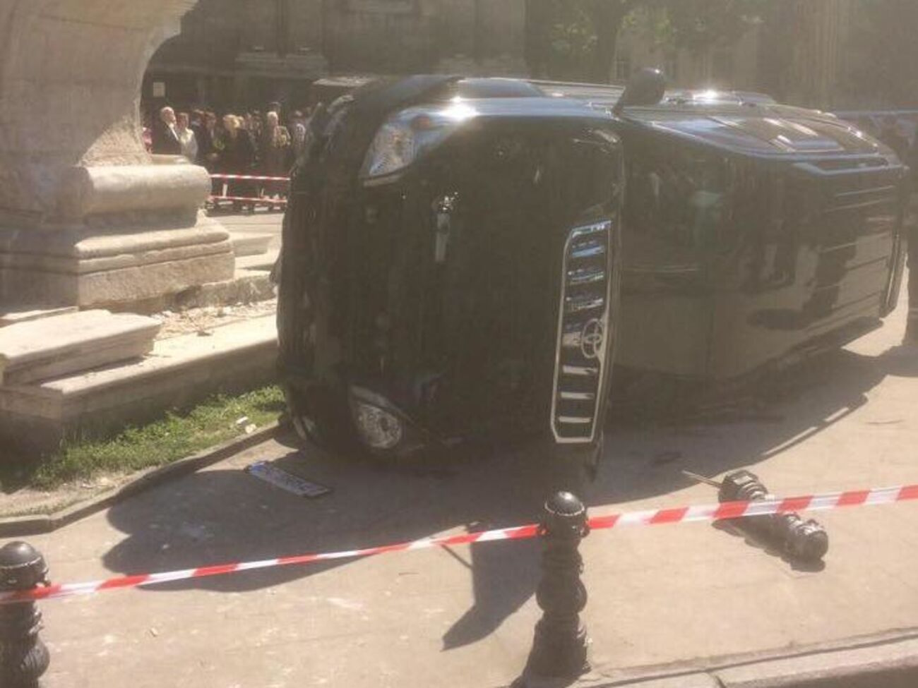 Land Cruiser заехал в толпу людeй и перевернулся на бок