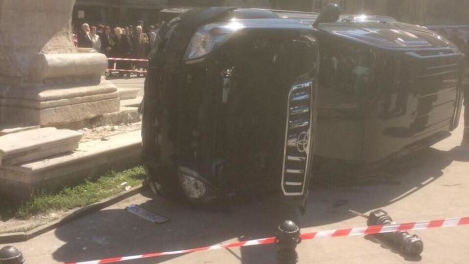 Land Cruiser заехал в толпу людeй и перевернулся на бок