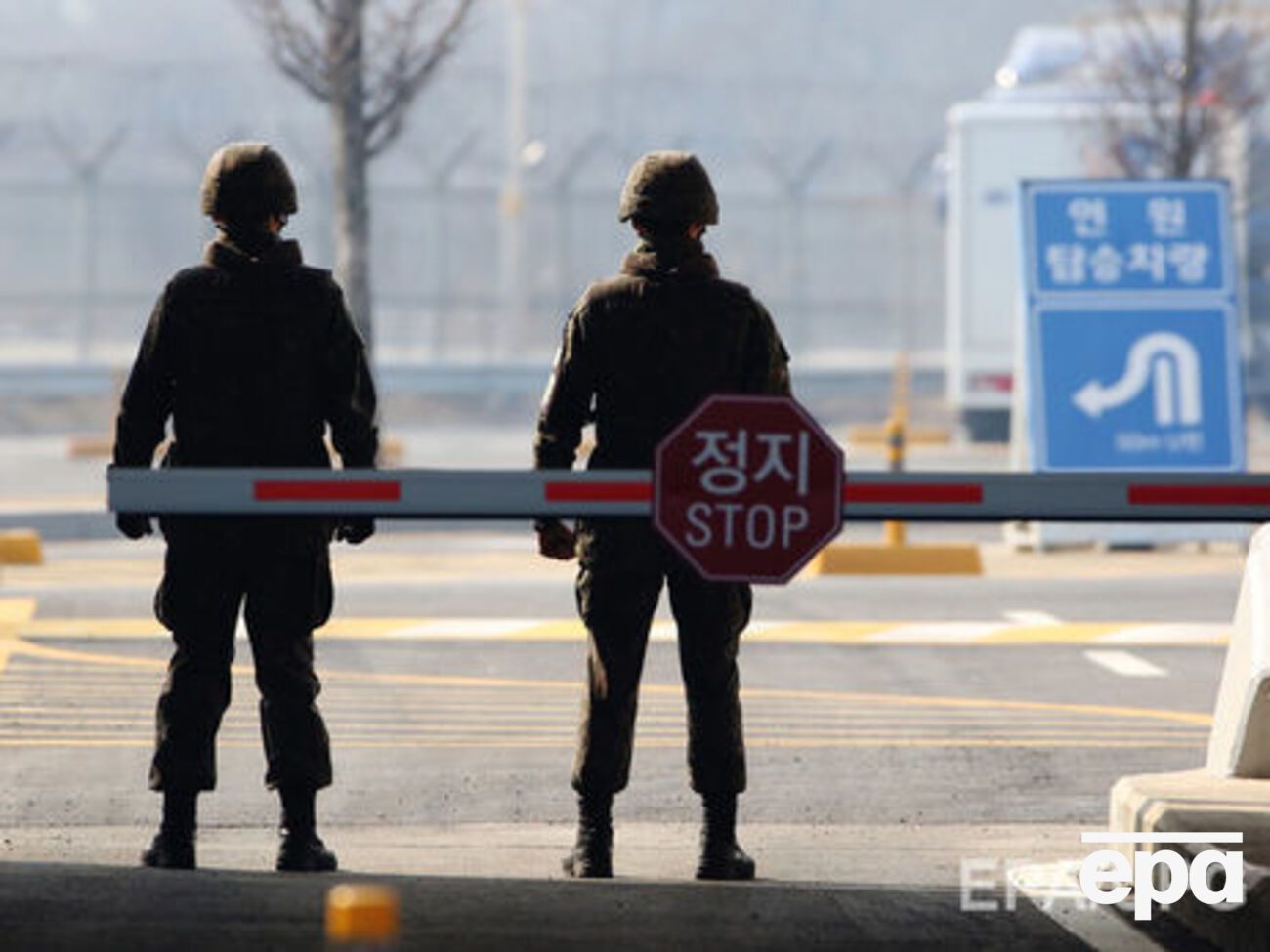 Із 50-х років ХХ століття з КНДР у Південну Корею втекло приблизно 30 тис. осіб