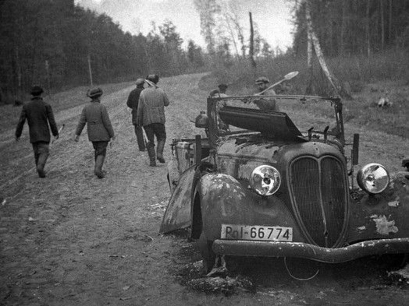 На снимке фотографа Вершигоры&nbsp;группа партизан Сумского партизанского соединения у подбитой немецкой полицейской машины. 1943 год