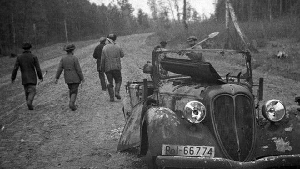На знімку фотографа Вершигори група партизанів Сумського партизанського з'єднання у підбитій німецькій поліцейській машині. 1943 рік