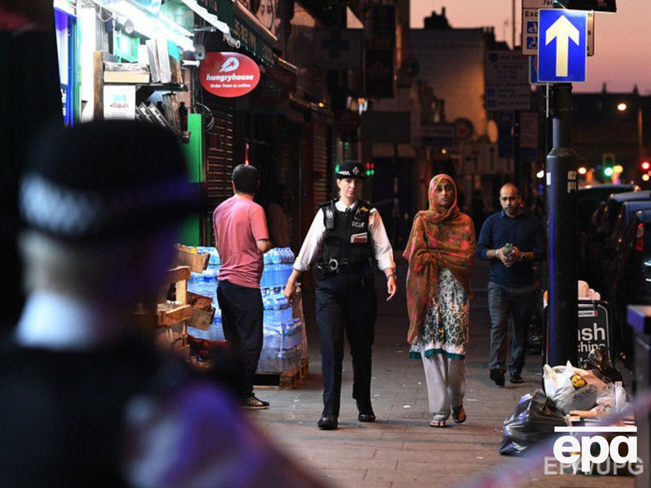 Очевидцы заявляют, что в фургоне находилось три человека