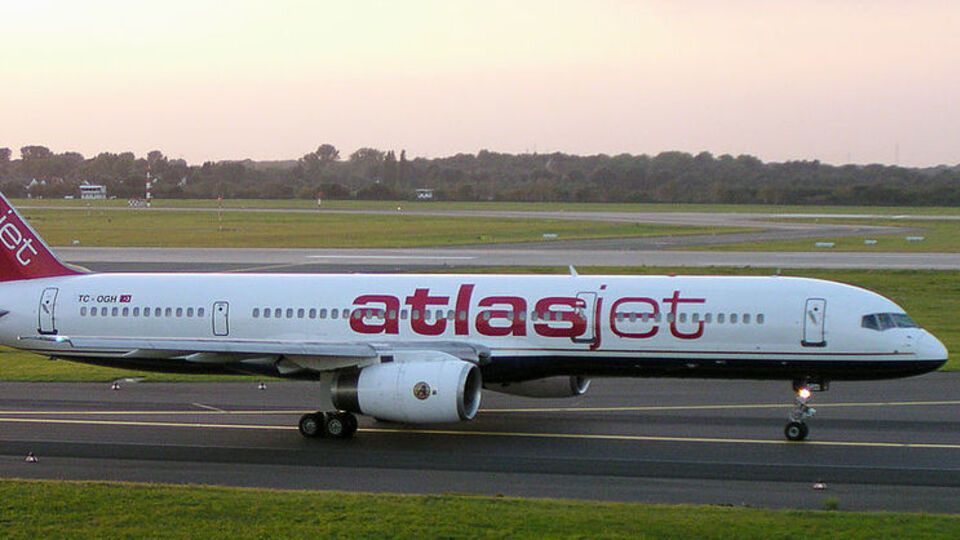 Пасажири заявили, що в літак компанії AtlasGlobal влучила блискавка