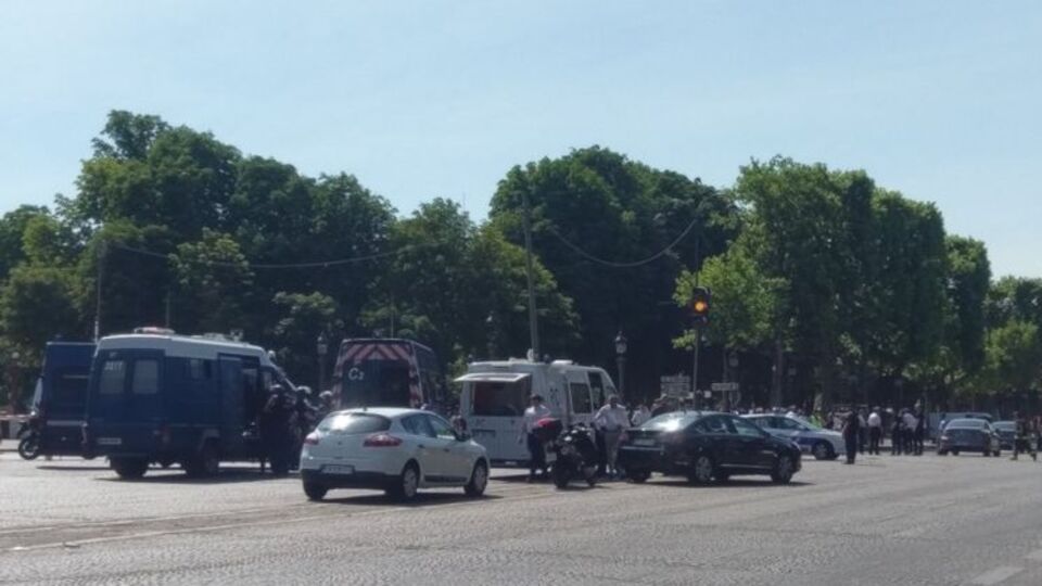 Место инцидента на Елисейских Полях