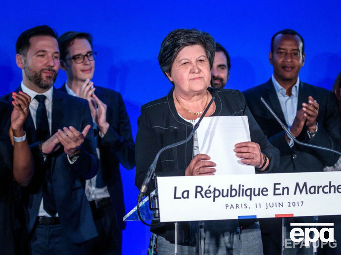 Кастанер (слева) и глава партии "Вперед, Республика!" Катрин Барбару (в центре) дают брифинг после объявления результатов выборов