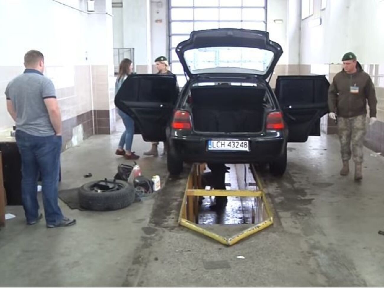 Прикордонники "виявили" наркотики в автомобілі розіграної коханим дівчини