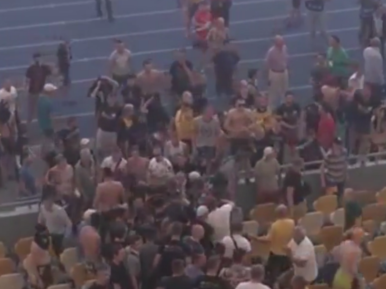 Фанаты устроили потасовку на центральной трибуне киевского стадиона