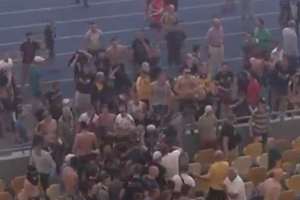Фанаты устроили потасовку на центральной трибуне киевского стадиона