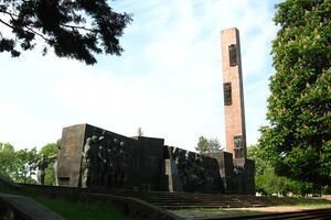 Памятник облили красной краской