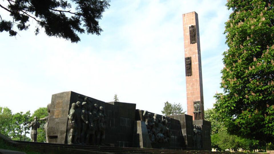 Пам'ятник облили червоною фарбою