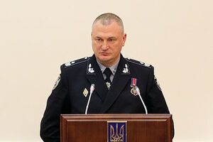 Князев отметил, что Окуева – бывшая полицейская и "обучена вести себя в таких ситуациях соответственно"