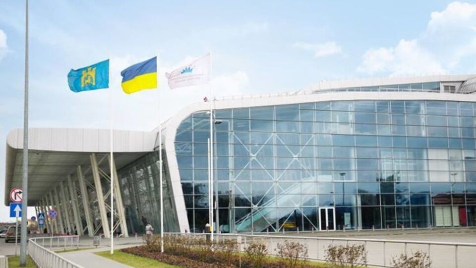 Из самолета во львовском аэропорту эвакуировали людей