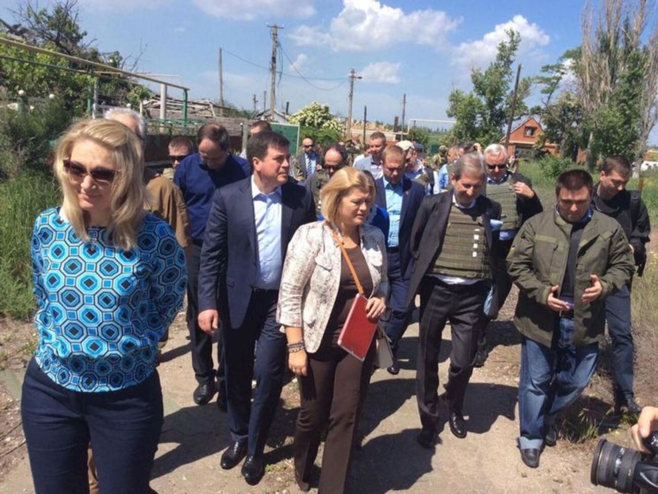 Єврокомісар Ган (четвертий праворуч), віце-спікер Ради Геращенко (шоста праворуч) і українські міністри відвідали Донецьку область