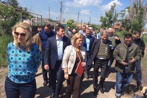 Єврокомісар Ган (четвертий праворуч), віце-спікер Ради Геращенко (шоста праворуч) і українські міністри відвідали Донецьку область