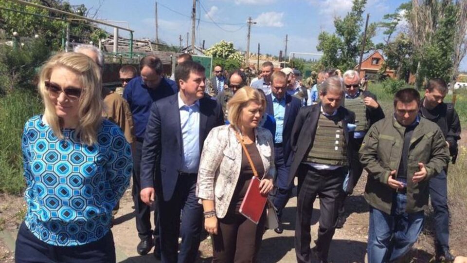 Єврокомісар Ган (четвертий праворуч), віце-спікер Ради Геращенко (шоста праворуч) і українські міністри відвідали Донецьку область