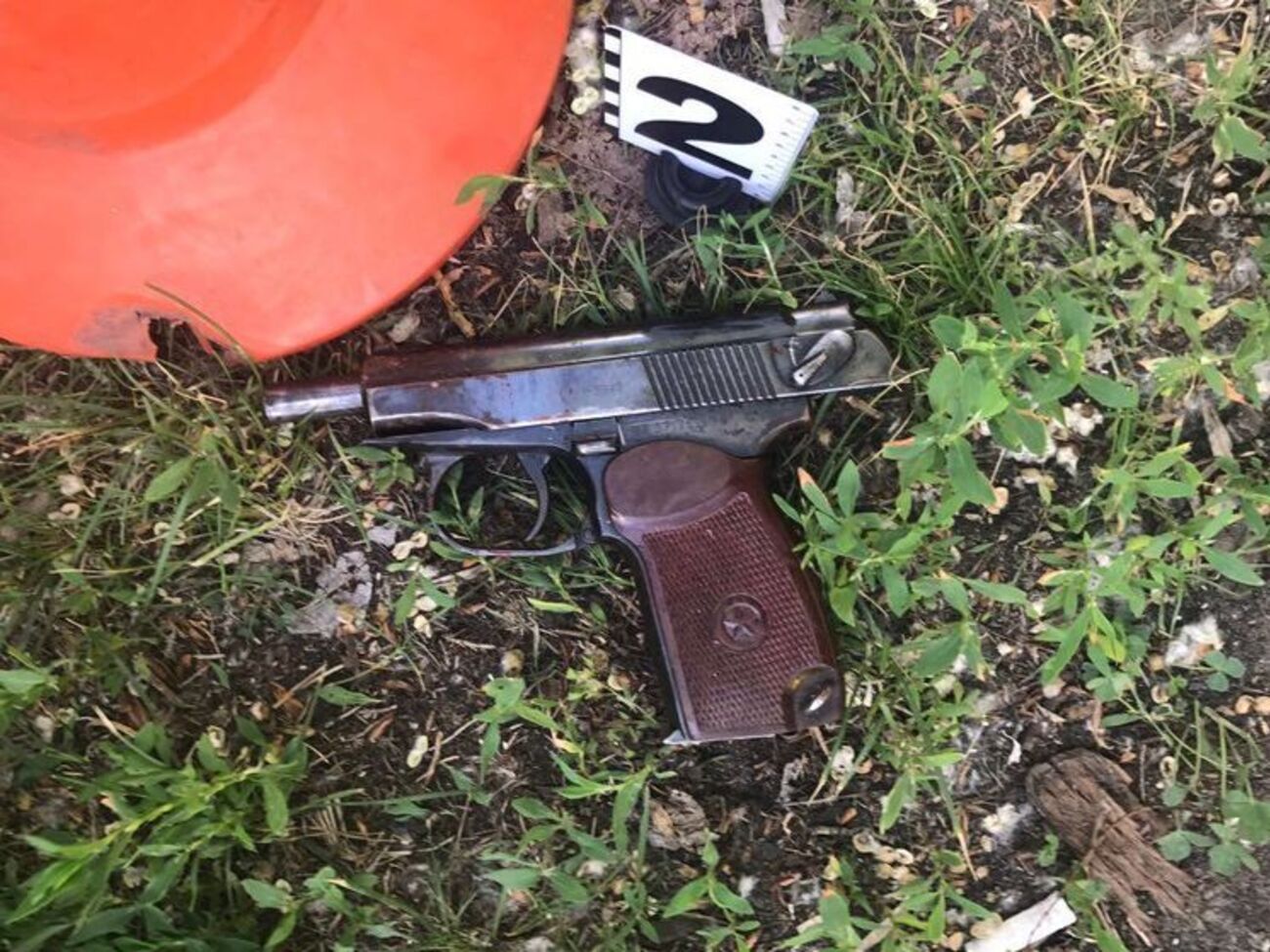 Пистолет Макарова (вероятно, принадлежащий Амине Окуевой) на месте преступления