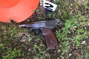Пистолет Макарова (вероятно, принадлежащий Амине Окуевой) на месте преступления