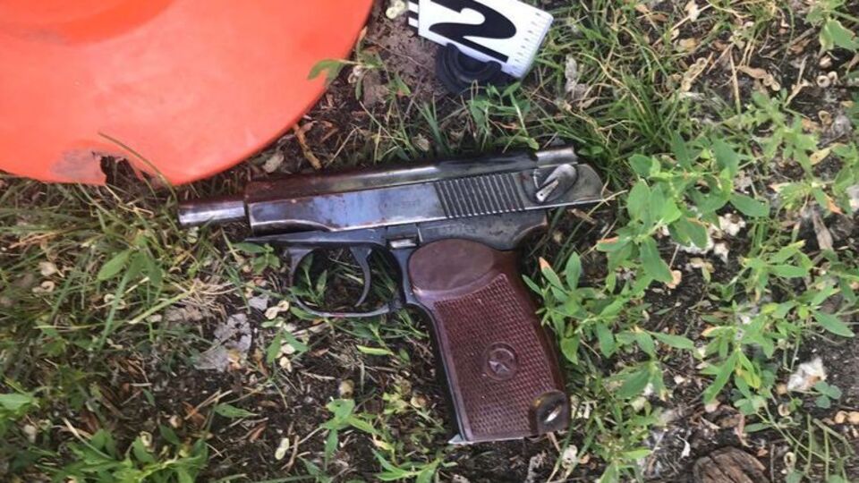 Пістолет Макарова (імовірно той, що належить Аміні Окуєвій) на місці злочину